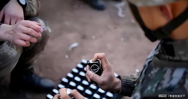 军落单战士被印军包围拿出手雷决不当俘虏pg电子模拟器试玩英勇气概吓退敌人！我(图3)